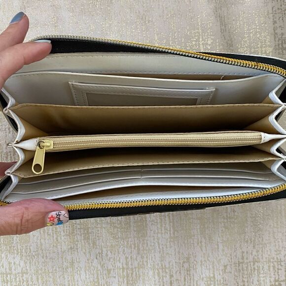 Big Eye Girl Silver Metallic Zip Around Wallet. - Picture 7 of 11